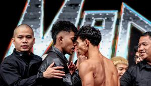 Petarung utama di Byon Madness Vol. 3, Nelson (kiri) dan Dewa Aji (kanan) sudah panas saat sesi timbang badan dan konferensi pers yang belangsung di Studio 6 Emtek Cit pada Sabtu (27/2/2026) pagi hari WIB. Bola.com/Nur Iman Ali)