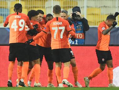 Pemain Shakhtar Donetsk merayakan gol yang dicetak Dentinho ke gawang Real Madrid pada laga lanjutan Liga Champions di NSK Olimpiyskiy, Rabu (2/12/2020) dini hari WIB. Real Madrid kalah 0-2 oleh Shakhtar Donetsk. (AFP/Sergei Supinsky)