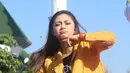 Penyanyi kelahiran Malang kali ini memilih memakai jaket kuning yang dipadukan dengan kaos hitam dan celana jeans. Penampilannya pun terlihat sangat energik. (Liputan6.com/IG/@ratnaantikamonata_rafcreal_new)