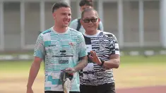 Calon pemain naturalisasi Timnas Indonesia, Calvin Verdonk muncul di Stadion Madya, Gelora Bung Karno, Senayan, Jakarta, Jumat (31/5/2024) pagi WIB. Pesepak bola yang kini tengah memperkuat NEC Nijmegen di Eredivisie tersebut langsung mengikuti latihan bersama skuad Timnas Indonesia yang tengah bersiap melakoni partai uji coba kontra Tanzania pada 2 Juni 2024 mendatang. Proses naturalisasi bek berusia 27 tahun tersebut tengah dipercepat agar dapat diturunkan saat Timnas Garuda menghadapi Filipina Juni mendatang. (Bola.com/M Iqbal Ichsan)