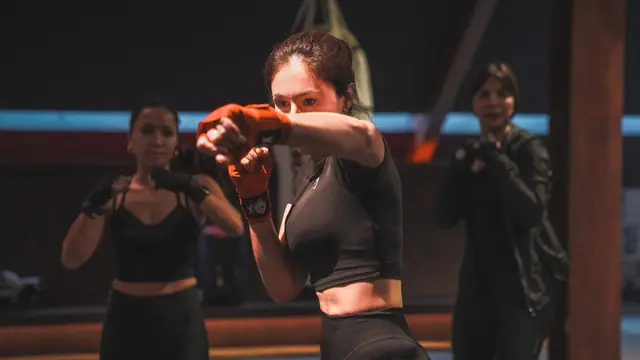 7 Potret Wulan Guritno Latihan Boxing, Tampil Energik dan Menawan