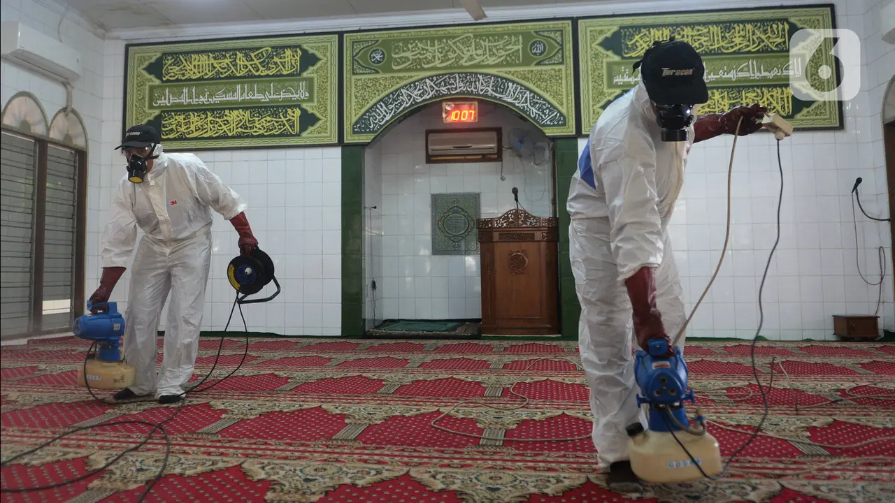 Bersih-Bersih Masjid Antisipasi Virus Corona