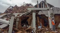 Penduduk desa memeriksa rumah mereka yang rusak setelah gempa magnitudo 5,1  di Sukabumi, Jawa Barat (10/3/2020). Hasil pemodelan menunjukkan bahwa gempabumi ini tidak berpotensi tsunami. (AFP/Handout/BNPB)