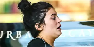Kylie Jenner juga bisa tampil gemuk, tanpa makeup dan punya double chin! (bornrealist)