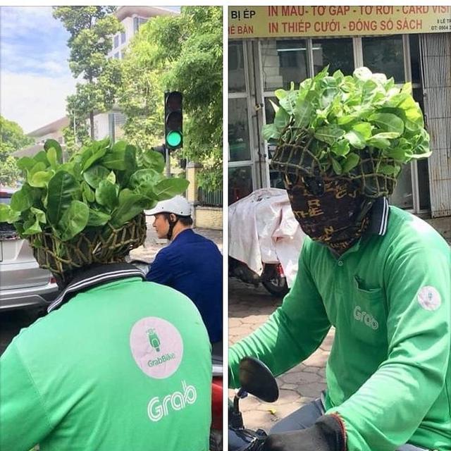 6 Aksesoris Tambahan di Helm Ojek Online Ini Kelewat Unik, Kocak