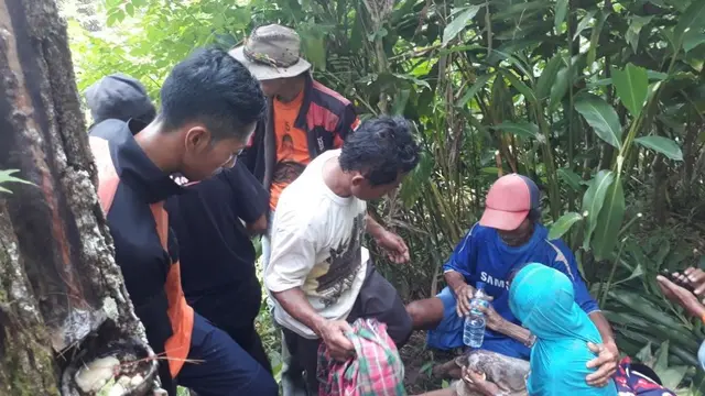 Nenek Katiyem ditemukan setelah dicari lebih dari 24 jam di hutan sekitar Gumelar, Banyumas. (Liputan6.com/Muhamad Ridlo)