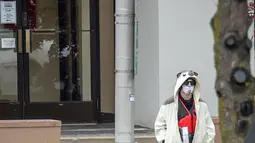 Seorang pria yang mengenakan kostum panda berjalan keluar dari stasiun televisi Fox 45 di Baltimore, Amerika Serikat (AS), Kamis (28/4). Pria itu masuk dengan benda yang ia klaim sebagai sebuah bom terpasang di dadanya. (REUTERS/Bryan Woolston)