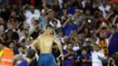 Aksi bintang Real Madrid, Cristiano Ronaldo melepas jersey usai mencetak gol ke gawang Barcelona pada laga Supercup Spanyol di Camp Nou stadium, Barcelona, (13/8/2017). (AP/Manu Fernandez)
