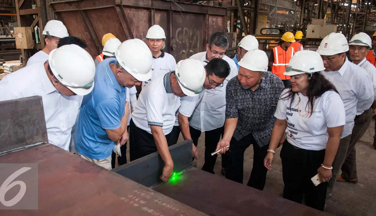 Menristekdikti Muhammad Nasir meninjua pabrik pelat datar PT Gunung Steel Cikarang, Jawa Barat, Minggu (15/1). Nasir menjelaskan Kapal Pelat Datar ini telah diuji coba sebelumnya pada 20 Agustus 2016 di Kepulauan Seribu. (Liputan6.com/Gempur M. Surya)