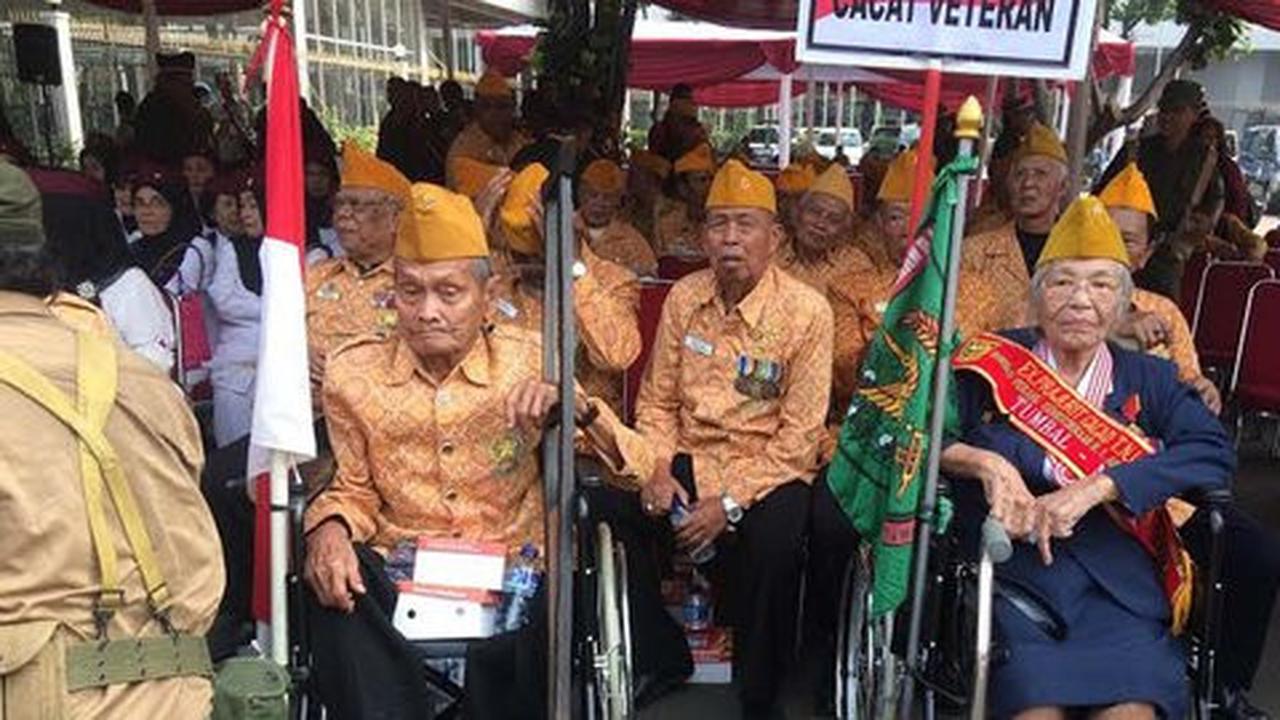 Emil beri santunan Rp 500 ribu untuk para veteran di Hari Pahlawan