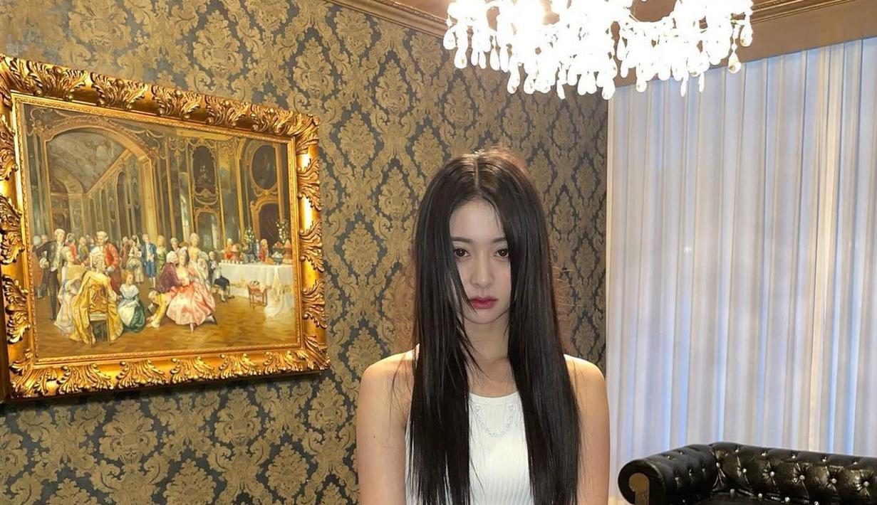 Yunjin Le Sserafim. (Instagram/ jenaissante)