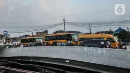 Iringan bus sekolah yang mengangkut pasien Covid-19 di Jakarta, Kamis (10/6/2021). Hingga hari ini tercatat pasien rawat inap terkonfirmasi positif Covid-19 di Tower 4, 5, 6, dan 7 (bangsal perawatan) sebanyak 3.626 dari jumlah sebelumnya 3.221 orang. (merdeka.com/Iqbal S. Nugroho)