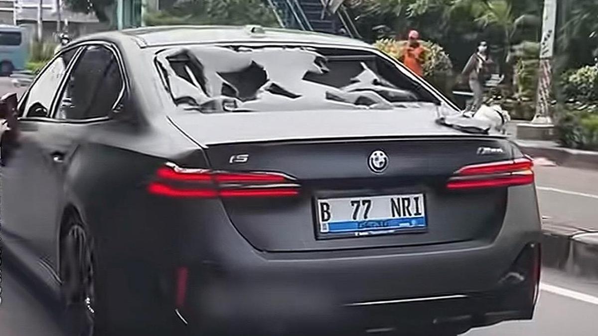 Viral BMW Listrik Dirusak Massa di Jakarta Barat, Ini Faktanya