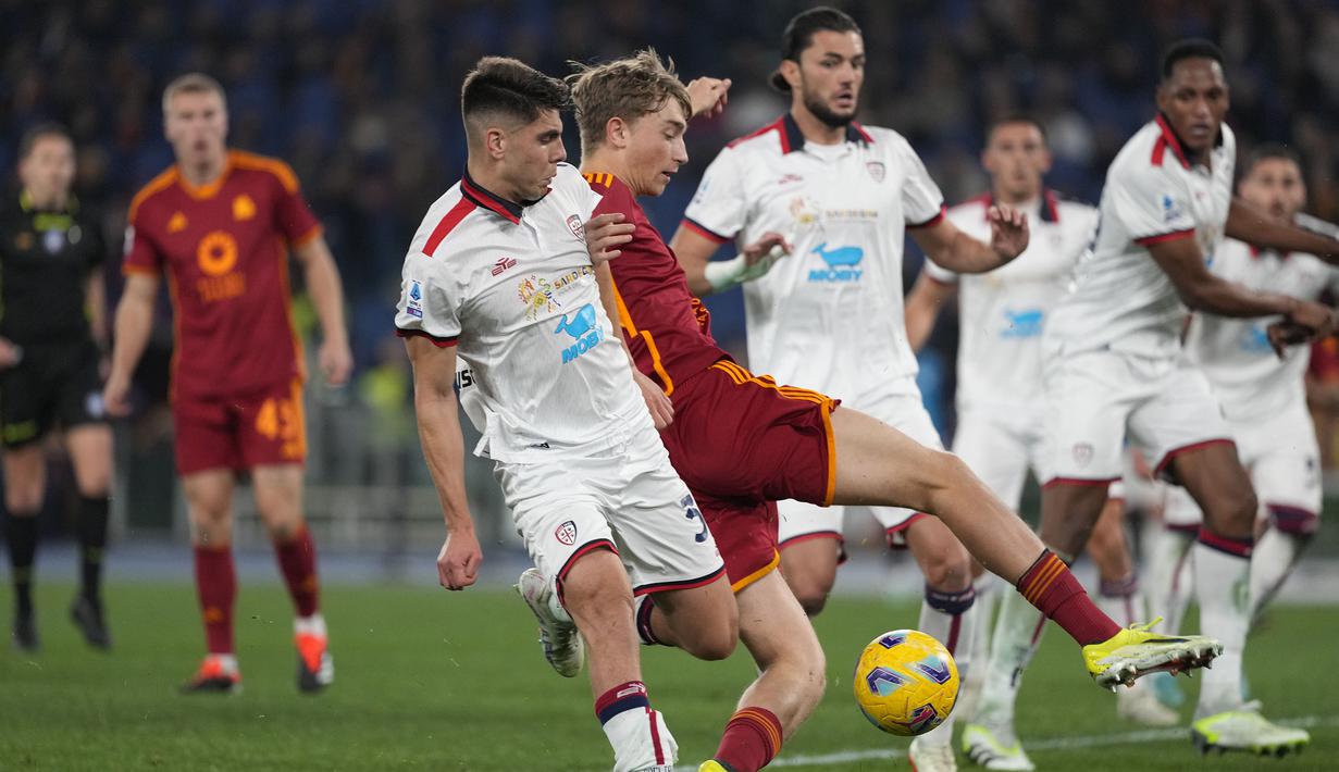 Pemain AS Roma, Dean Huijsen (tengah kanan) mencetak gol keempat timnya ke gawang Cagliari pada laga lanjutan Liga Italia 2023/2024 di Olympic Stadium, Roma, Italia, Selasa (06/02/2024) dini hari WIB. (AP Photo/Andrew Medichini)