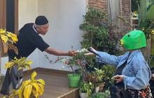 Pura-Pura Jadi Pengamen Bertopeng, Momen Wanita Pulang ke Rumah usai 5 Tahun Merantau di Jepang Ini Bikin Haru