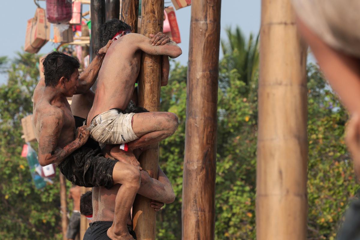Panjat Pinang Meriahkan HUT ke-81 RI di Ancol