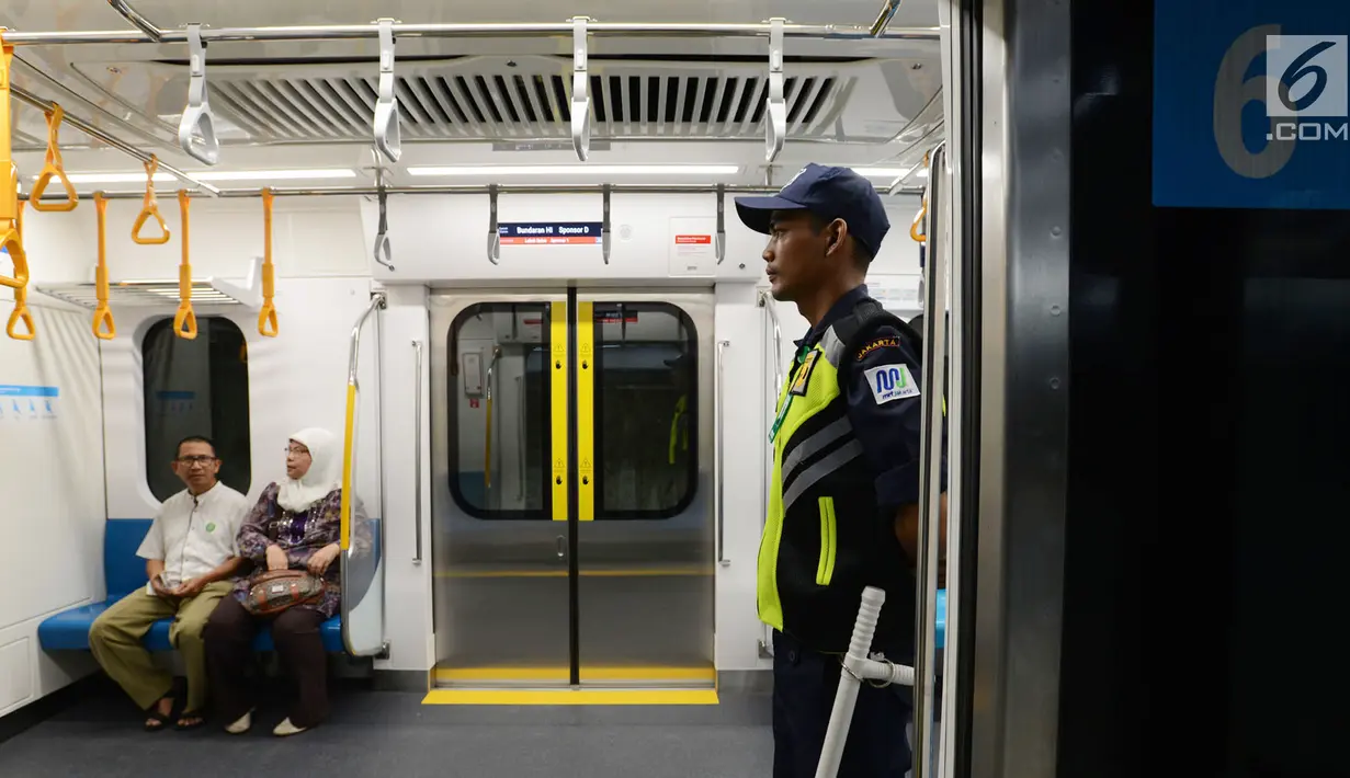 Petugas keamanan berjaga saat uji coba publik Mass Rapid Transit (MRT) di Jakarta, Selasa (12/3). Masyarakat yang ingin mencoba MRT Jakarta bisa mendaftar melalui website ayocobamrt.com atau‎ jakartamrt.co.id. (merdeka.com/Imam Buhori)