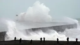 Angin kencang serta hujan juga melanda Inggris bagian selatan dan Kepulauan Channel, dengan kecepatan hembusan angin lebih dari 160 kilometer per jam (100 mph). (AP Photo/Kin Cheung)