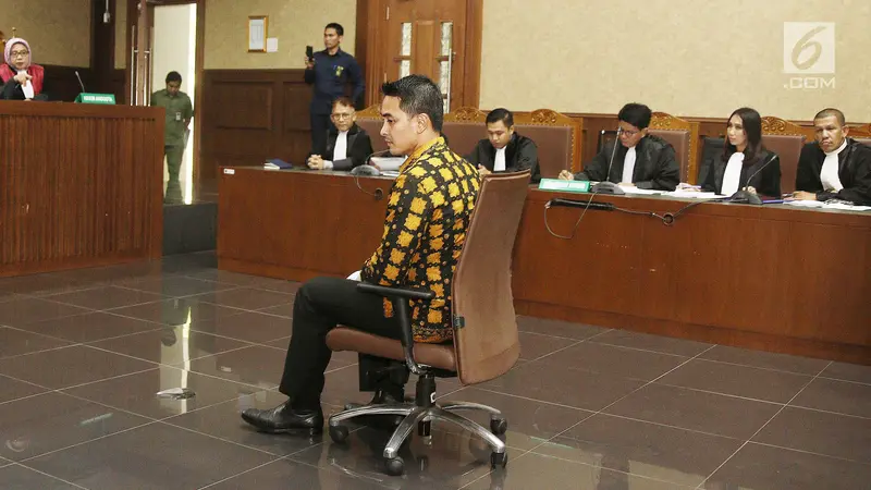 Lempar Senyum, Zomi Zola Jalani Sidang Perdana di Tikor