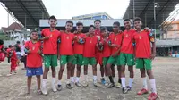 Sejumlah anak peserta coaching clinic dari daerah Tarau berfoto bersama&nbsp;pemain Malut United, Saddam Hi&nbsp;di Stadion Gelora Kie Raha, Ternate, Minggu (13/8/2023) sore hari WIT. (Bola.com/Okie Prabhowo)