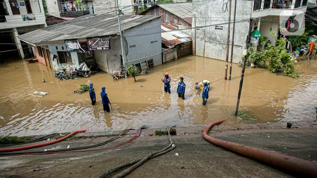 FOTO: Aksi Pemadam Kebakaran Sedot Air Banjir di Cipinang Melayu
