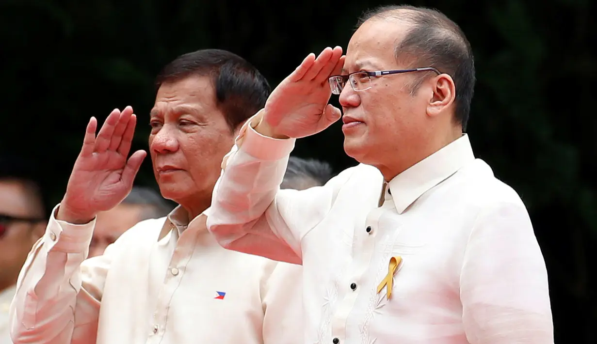  Presiden terpilih Filipina Rodrigo Duterte bersama mantan Presiden Benigno Aquino berdiri selama upacara kehormatan Aquino sebelum meninggalkan Istana Malacanang di Manila, Filipina, Kamis (30/6). (REUTERS/Erik De Castro)
