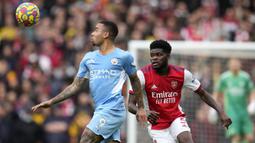 Manchester City membuka peluang pertama di menit ke-4. Umpan Kevin De Bruyne gagal dimaksimalkan oleh Gabriel Jesus lewat sundulannya yang masih melebar dari gawang Arsenal yang dikawal Aaron Ramsdale. (AP/Matt Dunham)