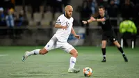 Pemain Finlandia Teemu Pukki mencetak gol ke gawang Liechtenstein lewat tendangan penalti pada babak kualifikasi Grup J Piala Eropa 2020 di Helsinki, Finlandia, Jumat (15/11/2019). Finlandia mencetak sejarah dengan lolos ke Piala Eropa. (Martti Kainuleinen/Lehtikuva via AP)