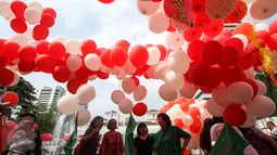 Komunitas Perempuan Peduli Kota Jakarta membawa ribuan balon merah putih ke halaman Balai Kota DKI Jakarta, Senin (8/5). Balon itu merupakan bentuk dukungan untuk Basuki T Purnama atau Ahok yang akan menjalani sidang putusan. (Liputan6.com/Faizal Fanani)