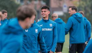 Mees Hilgers menjalani latihan bersama FC Twente jelang menjamu Fenerbahce di Liga Europa 2024/2025. Laga itu akan digelar, Jumat (4/10/2024) dini hari WIB. (Dok. FC Twente).