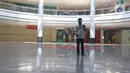 Pekerja membersihkan lantai Mall Margo City, Depok, Jawa Barat, Selasa (9/6/2020). Pusat perbelanjaan atau mal di Kota Depok akan mulai dibuka pada 16 Juni 2020 dengan menerapkan sejumlah aturan protokol kesehatan yang ketat. (Liputan6.com/Herman Zakharia)