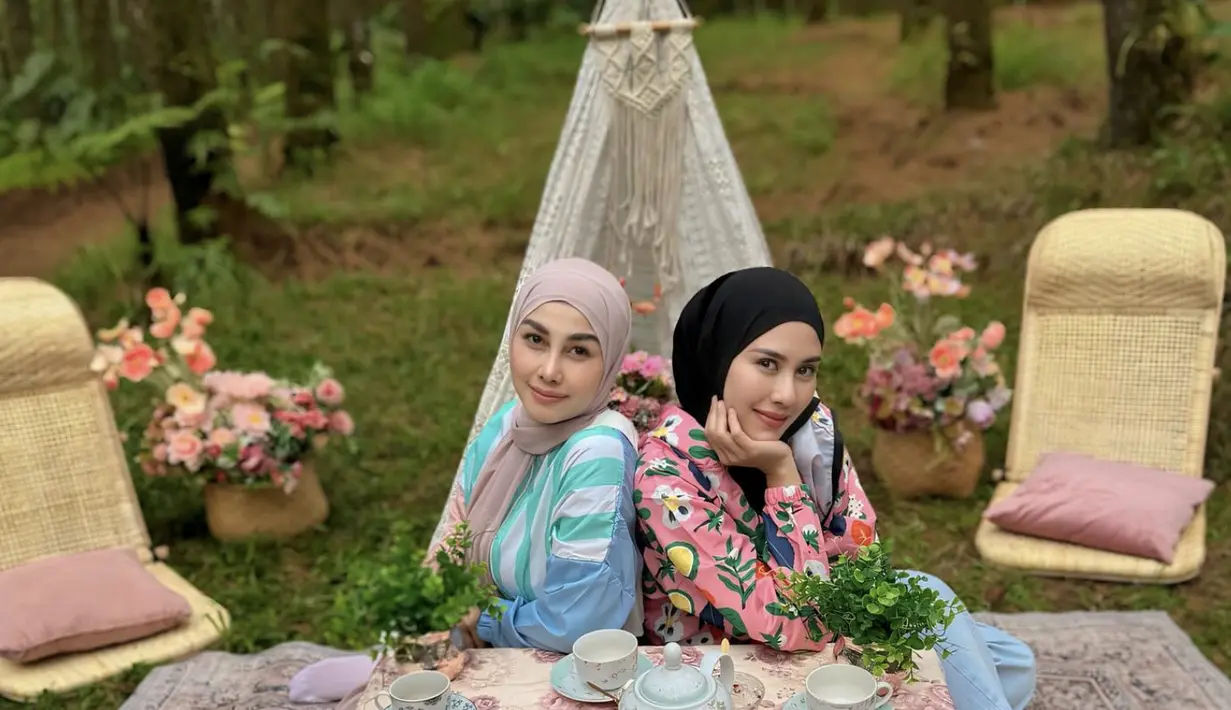 Menampilkan gaya playful, ia hadir dengan aksen kemeja motif yang hadirkan keseruan penuh gaya. [Foto: Instagram/ Nisya Ahmad]