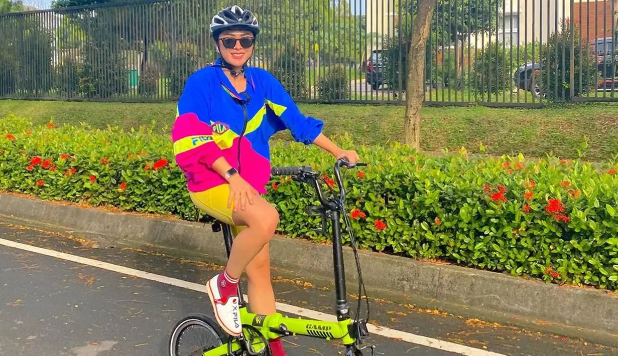 Melalui akun Instagram pribadinya, sering membagikan proses diet dengan berolahraga. Ia tampak melakukan berbagai macam olahraga. Salah satunya, Selvi Kitty tampak melakukan olahraga bersepeda. (Liputan6.com/IG/@selvikitty)