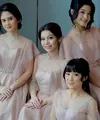 Tidak hanya disorot sebagai pasangan yang tengah menikah, para pendamping pernikahan keduanya yang kerap disebut bridesmaids pun tidak luput dari sorotan. (Instagram/ayungberinda).