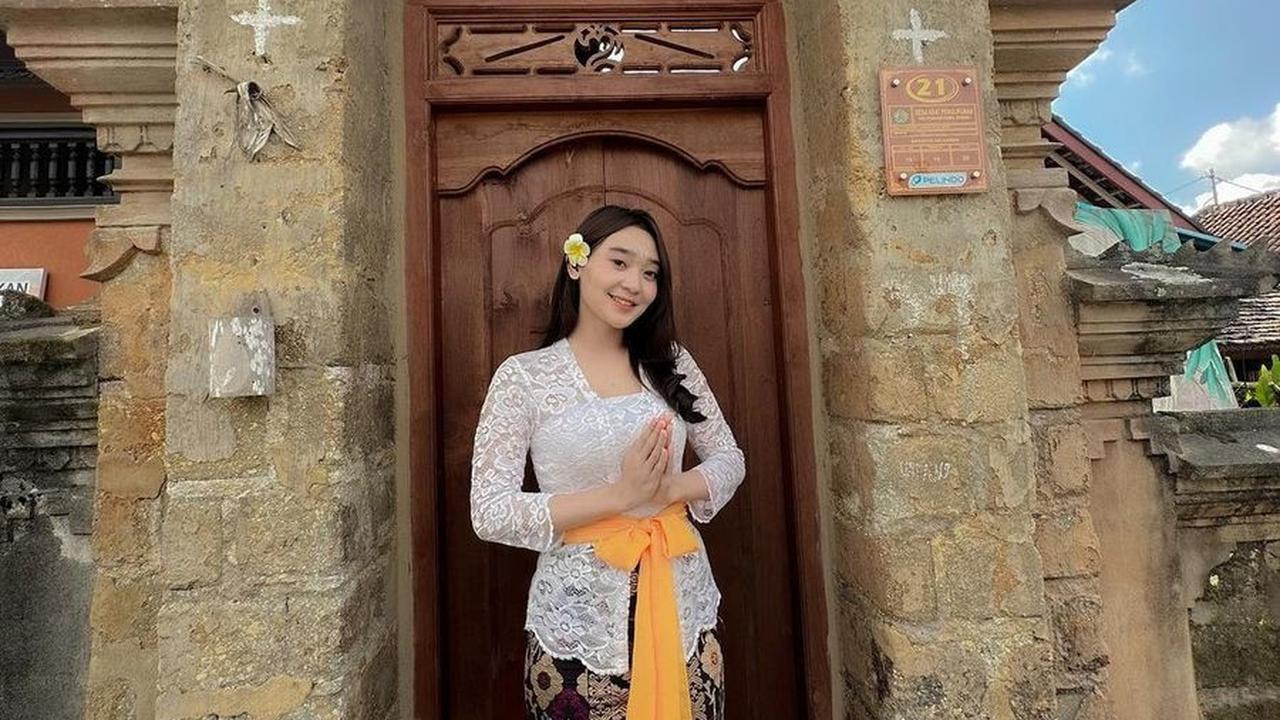 Mengenakan Pakaian Adat Bali