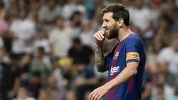 Striker Barcelona, Lionel Messi, meluapkan kekecewaanya dengan menggigit jari usai takluk dari Real Madrid pada Piala Super Spanyol 2017 di Stadion Santiago Bernabeu, Rabu (16/8/2017). Real Madrid menang 2-0 atas Barcelona. (AFP/Curto De La Torre)