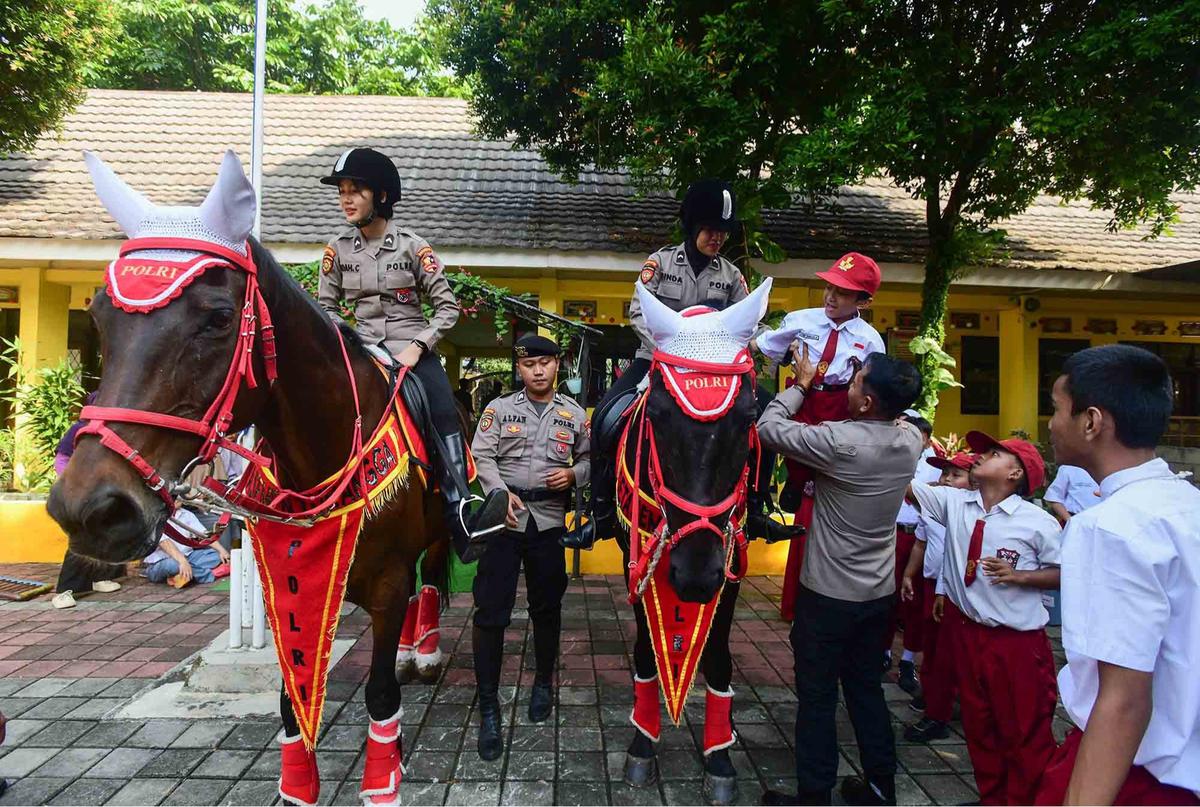 FOTO: Semangat Murid SLB Belajar Bersama Anjing K-9 Mabes Polri