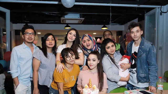 6 Pesona Jennifer Avery, Adik Stefan William yang Jarang Terekspos