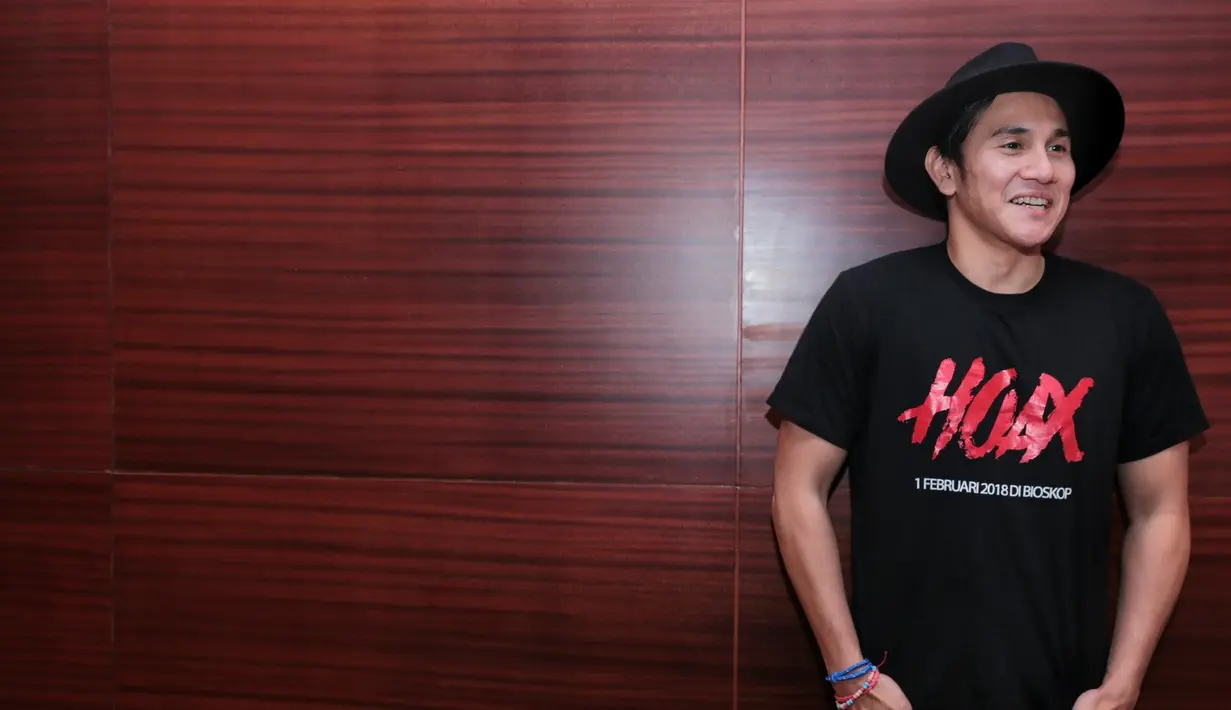 "Senang sih, Sebenarnya mungkin ketika film ini tayangnya komersil, jadi harus banyak yang disesuaikan. Kalau waktu dulu rumah dan musim hujan itu tayangnya terbatas di festival," ujar Vino. (Adrian Putra/Bintang.com)