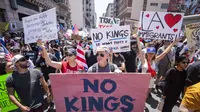 Demonstran saat ambil bagian dalam protes terhadap pemerintahan Presiden Amerika Serikat (AS) Donald Trump selama unjuk rasa nasional "No Kings" di pusat kota Los Angeles, California, Amerika Serikat, pada 14 Juni 2025. (RINGO CHIU/AFP)