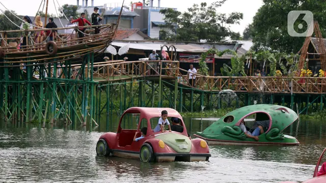 FOTO: Menikmati Wahana Air Danau Cipondoh di Hari Libur Maulid Nabi