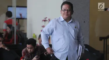 Komisioner Ombudsman Republik Indonesia (ORI), Adrianus Meliala mendatangi gedung KPK, Jakarta, Selasa (15/5). Kedatangan Adrianus untuk membahas penanganan kasus teror air keras yang menimpa penyidik KPK, Novel Baswedan. (Merdeka.com/Dwi Narwoko)