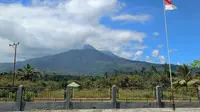 Gunung Lewotobi Laki-Laki di Flores Timur NTT mengalami kenaikan status dari Waspada menjadi Siaga. (Liputan6.com/ Ola Keda)