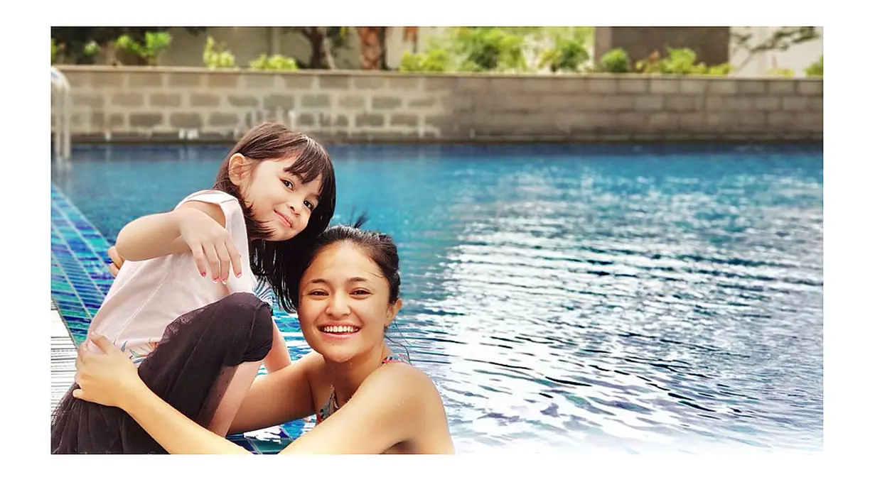 Banyak foto masa kecil Marshana yang diunggah saat sendiri, banyak warganet yang mengira itu adalah foto putrinya, Sienna. Anak Marshana dari pernikahannya dengan Ben Kasyafani. (Instagram/marshanda99)