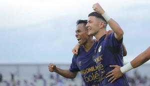 Hasil pertandingan ini tidak merubah posisi Borneo FC di puncak dengan perolehan 37 poin dari 17 laga. Sementara, Persita berada di peringkat 5 klasemen sementara setelah mengumpulkan 31 nilai dalam 17 pertandingan, dan telah mencatatkan empat kemenangan beruntun. Tampak dalam foto, pemain Persita, Aleksa Andrejic (kedua kiri) merayakan golnya ke gawang Borneo FC pada pertandingan pekan ke-17 BRI Super League 2025/2026 di Stadion Indomilk Arena, Tangerang, Banten, Jumat (9/1/2026). (Bola.com/Bagaskara Lazuardi)