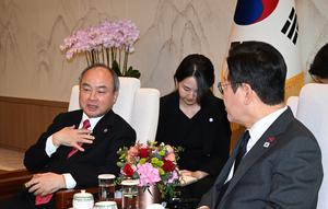 Chairman dan Chief Executive Officer SoftBank Group Corp Masayoshi Son (kiri) dan Presiden Korea Selatan Lee Jae Myung mengadakan pertemuan pada Jumat, 5 Desember 2025 di Seoul, Korea Selatan. (Kim Min-Hee/Foto Pool via AP)