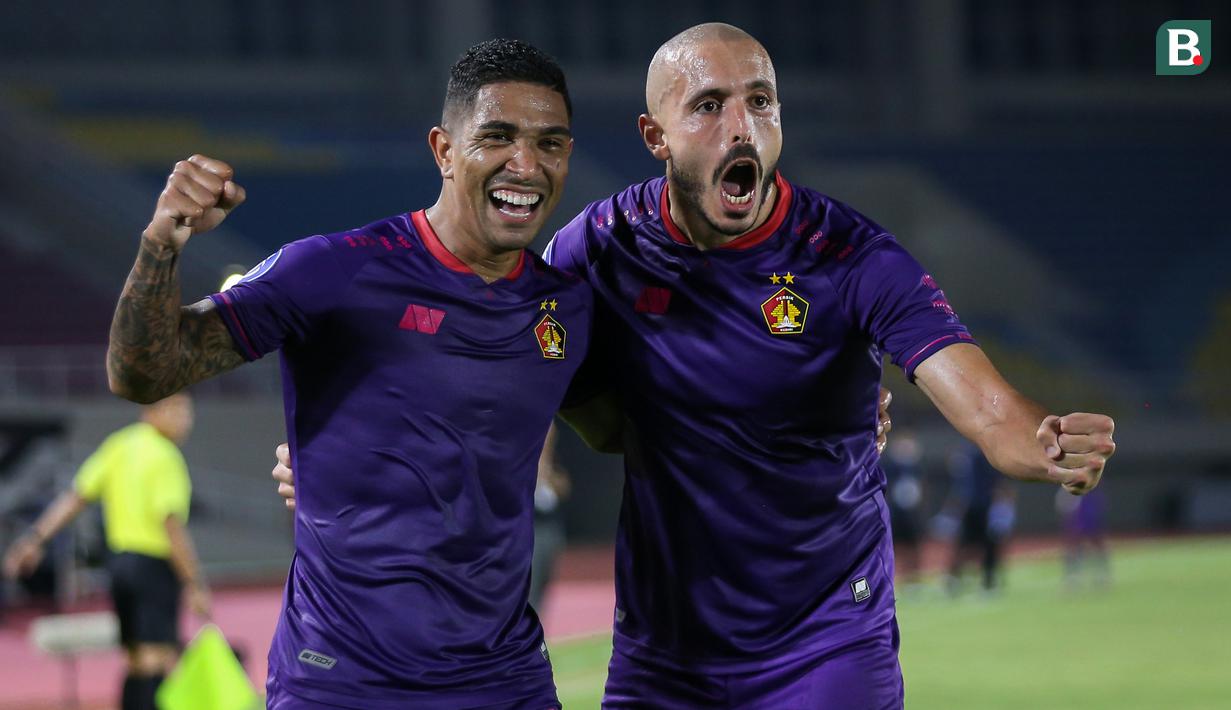 Dionatan Machado (kiri). Gelandang Brasil berusia 29 tahun ini kini memasuki musim pertamanya bersama Persik Kediri sejak didatangkan dari Masfout Club UAE Juli 2021. Bersama Persik di BRI Liga 1 2021/2022 ia telah mencetak 7 assist dan 1 gol dari 21 laga. (Bola.com/Bagaskara Lazuardi)