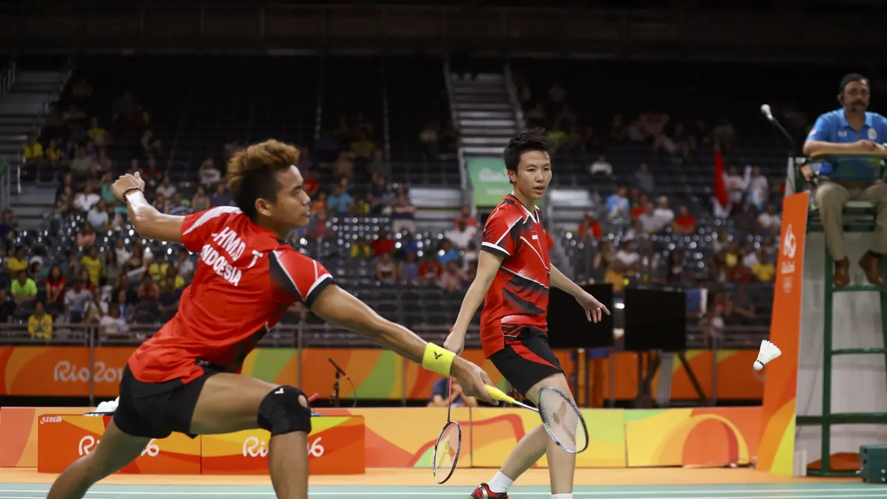 Pasangan ganda campuran Indonesia, Tontowi Ahmad/Liliyana Natsir, saat menghadapi ganda campuran Malaysia, Chan Peng Soon/Goh Liu Ying, di final cabang bulutangkis Olimpiade Rio de Janeiro 2016 (Reuters).