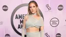 <p>Penyanyi sekaligus penulis lagu asal Inggris, Ellie Goulding tiba pada acara American Music Awards 2022 di Microsoft Theater, Los Angeles, California, Amerika Serikat, 20 November 2022. Sepatunya sangat serasi - dia menyelipkan kakinya ke sepasang sandal bertumit bertali perak, menambah tinggi badannya. (Emma McIntyre/Getty Images for dcp/AFP)</p>