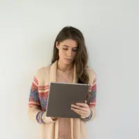 ilustrasi perbedaan pintar dan cerdas/Thought Catalog/unsplash